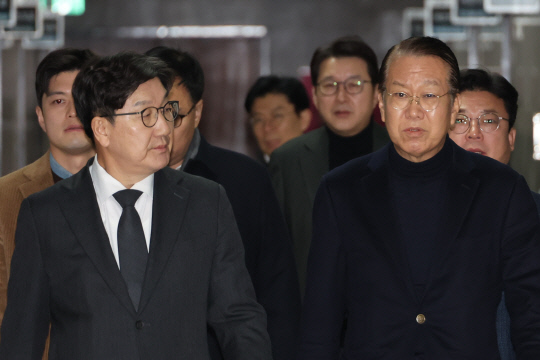 국민의힘 권영세(오른쪽) 비상대책위원장과 권성동(왼쪽) 원내대표가 5일 오후 국회 본청에서 열린 비대위원-중진의원의 연석회의에 참석하며 대화하고 있다.<연합뉴스 사진>